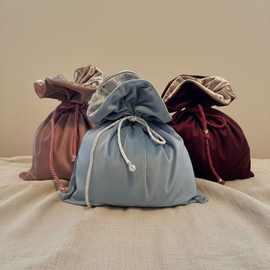 Nachhaltige Geschenkbeutels aus Samtstoff rot blau und rosa- Handgefertigter Stoff Geschenkbeutel mit Kordeln