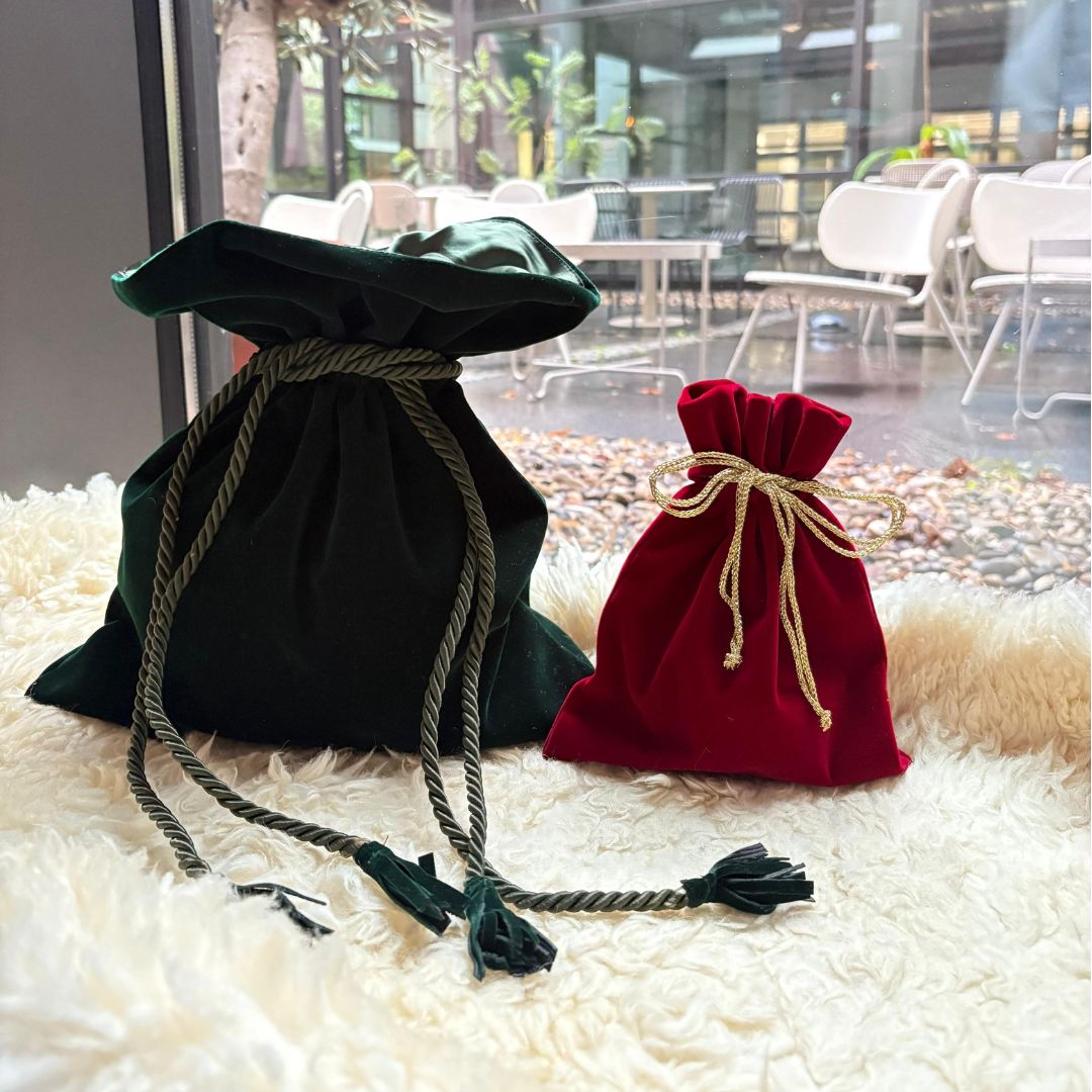 Geschenkbeutel und Adventskalenderbeutel in Bordeauxrot mit goldenen Kordeln