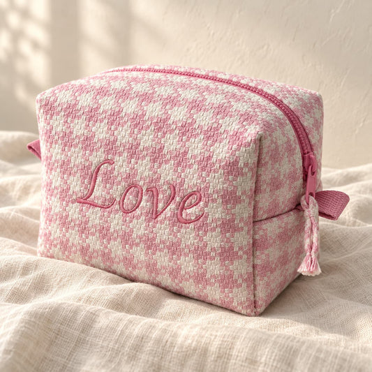 Rosa Kulturbeutel mit Namen in Tweed-Optik mit Stickerei «Love» und rosa Reissverschluss