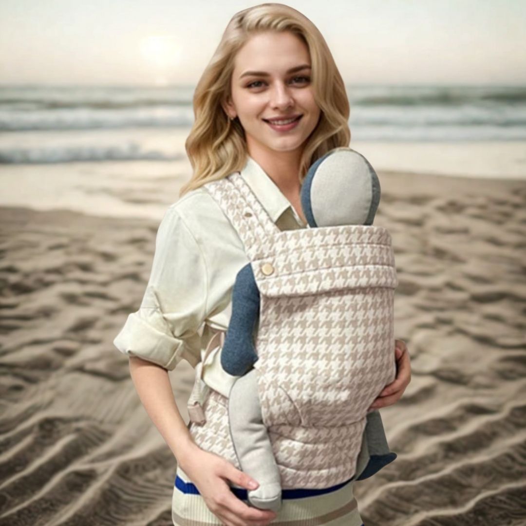 Kleinkindtrage 3-36 Monate mit ergonomischem Design am Strand getragen. Mitwachsende Babytrage bis 20kg von Kiddoskiste für Langzeitnutzung.