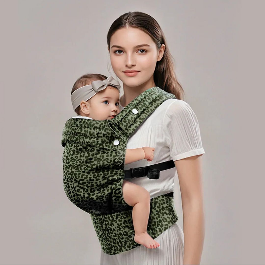 Grüne Babytrage mit Leopardenmuster für Babys ab 3 Monaten. Mitwachsendes Tragesystem bis 20kg für Langzeitnutzung bei Kiddoskiste.