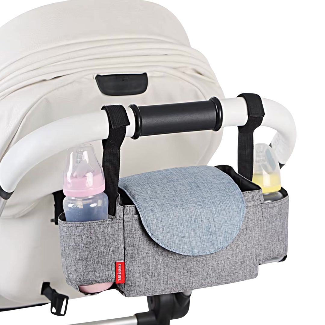 Praktischer Kinderwagen-Organizer mit Flaschenhaltern und Stauraum.