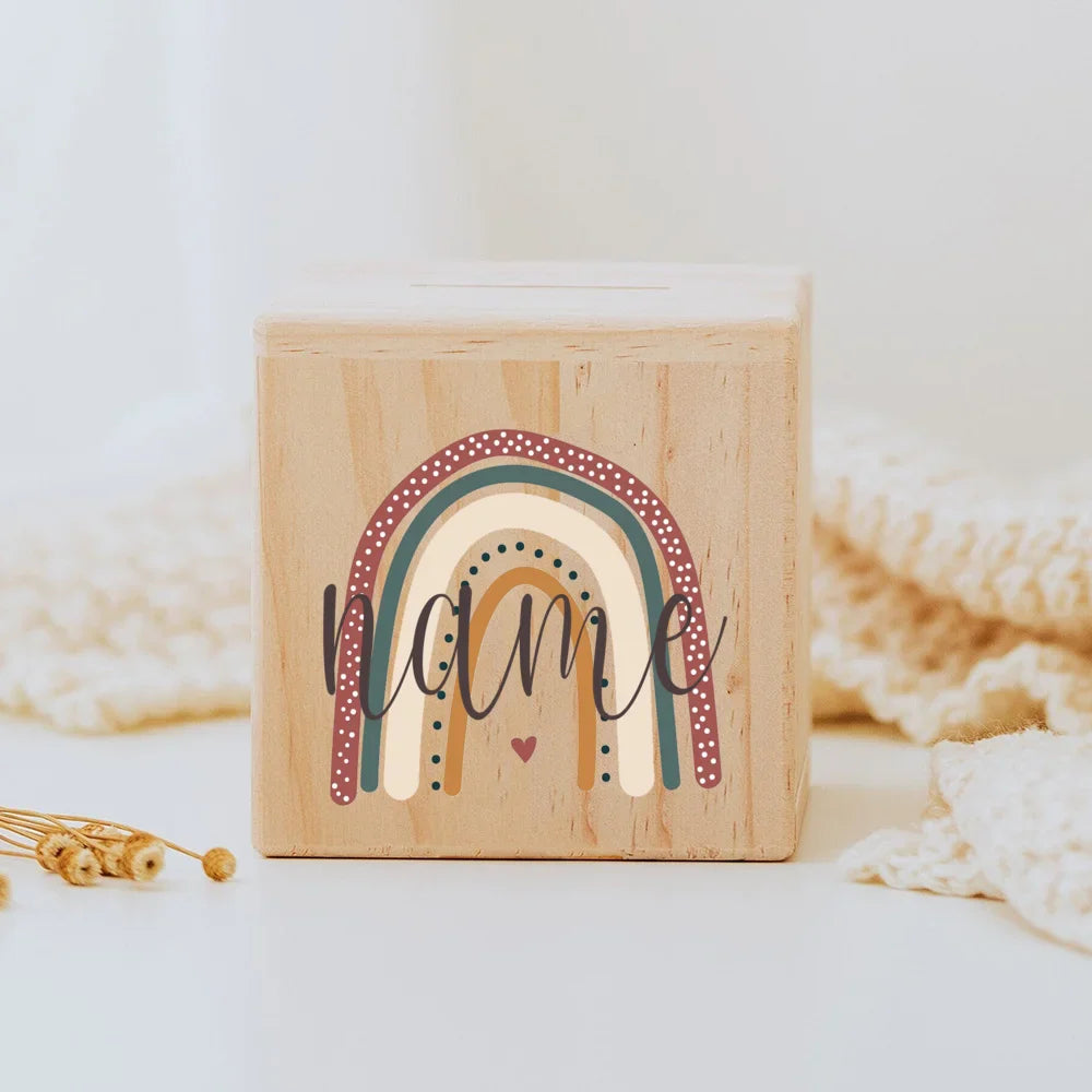 Personalisierte Holzbox mit Regenbogenmotiv und Namensaufdruck.