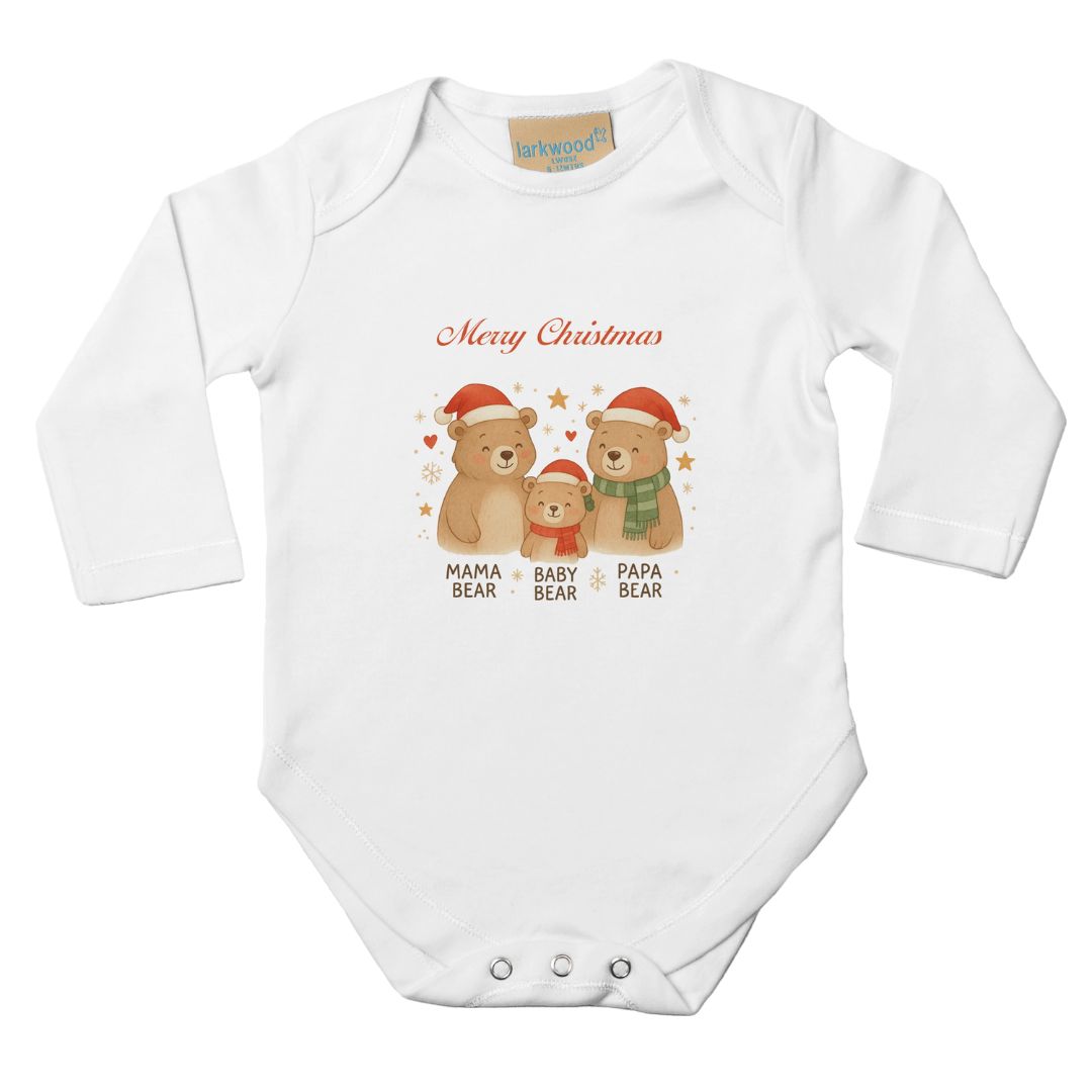 Weißer Langarm-Weihnachtsstrampler mit Bärenfamilie-Design. Perfektes Outfit für Babys zu Weihnachten, aus 100% Baumwolle gefertigt.