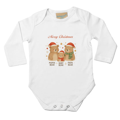 Weißer Langarm-Weihnachtsstrampler mit Bärenfamilie-Design. Perfektes Outfit für Babys zu Weihnachten, aus 100% Baumwolle gefertigt.