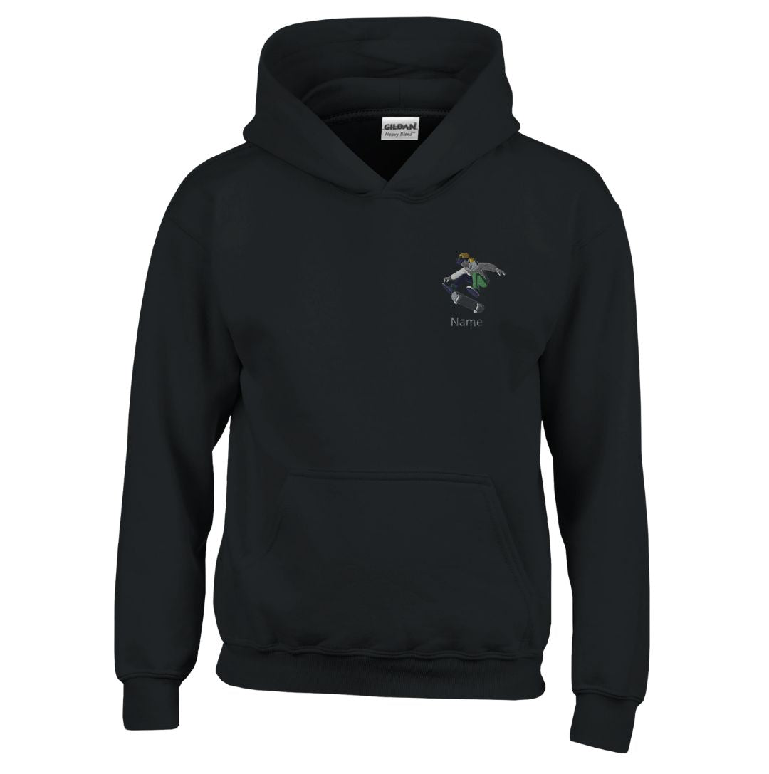 Schwarzer Hoodie für Kinder mit Skateboarder-Stickerei und personalisierbarem Namen. Stylische und robuste Skater-Bekleidung für Kids.