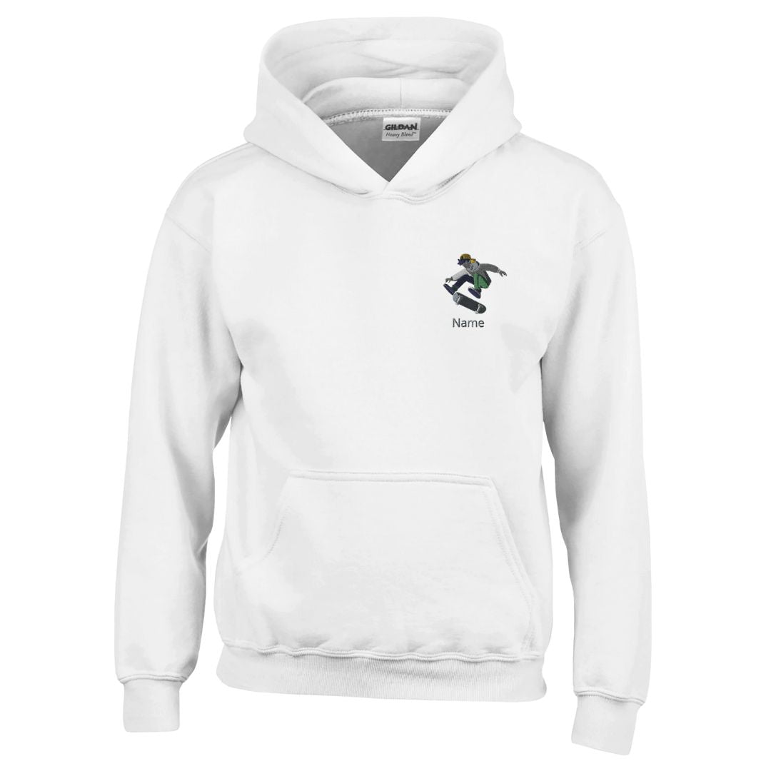 Weißer Kinder Hoodie mit Skateboarder-Design und Namensstickerei. Personalisierte Skatermode für Jungen aus hochwertigem Material.
