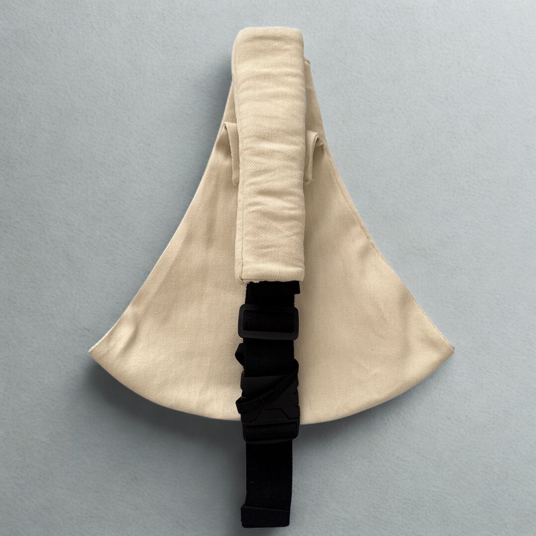Beige verstellbare Hüfttrage ab 9 Monate – ergonomische Babytrage mit gepolstertem Schultergurt und sicherem Verschluss.