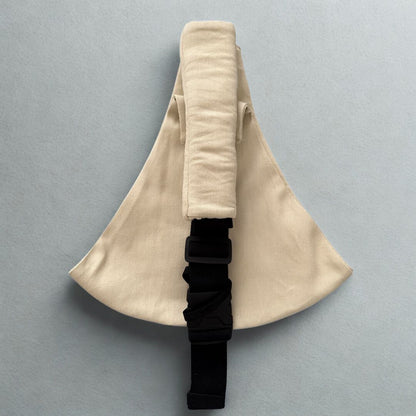 Beige verstellbare Hüfttrage ab 9 Monate – ergonomische Babytrage mit gepolstertem Schultergurt und sicherem Verschluss.