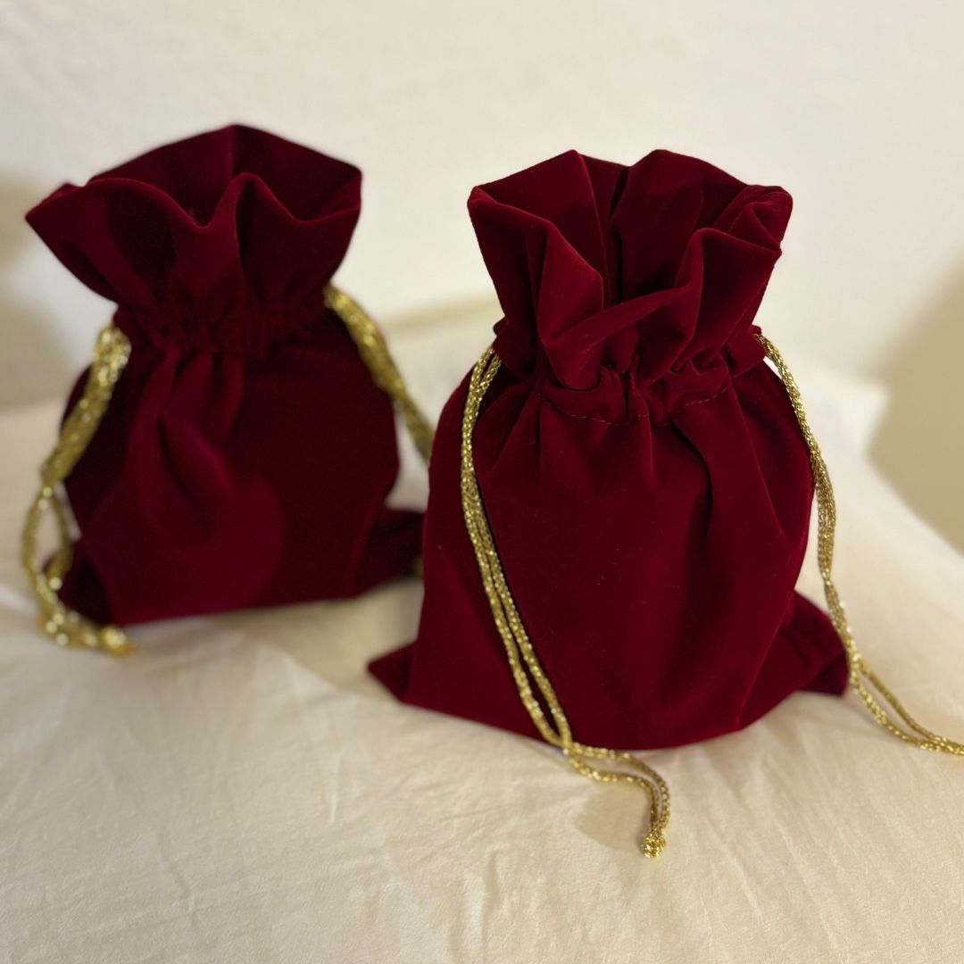 Samt Geschenkbeutel Bordeauxrot für Adventskalender befüllt mit kleinen Geschenken