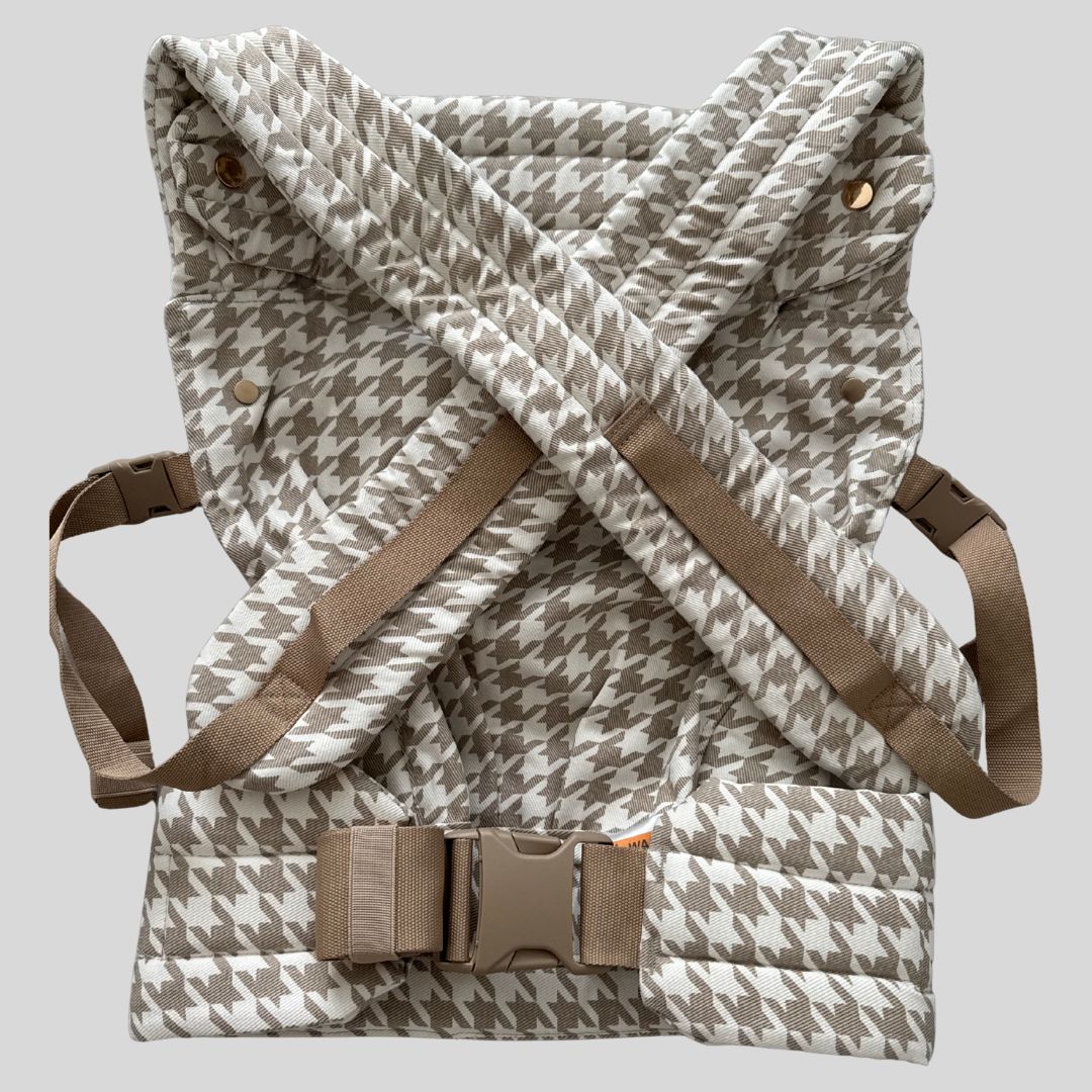 Rückansicht der ergonomischen Kleinkindtrage mit Hahnentrittmuster. Verstellbare Träger für Babys 3-36 Monate – mitwachsend bis 20kg.