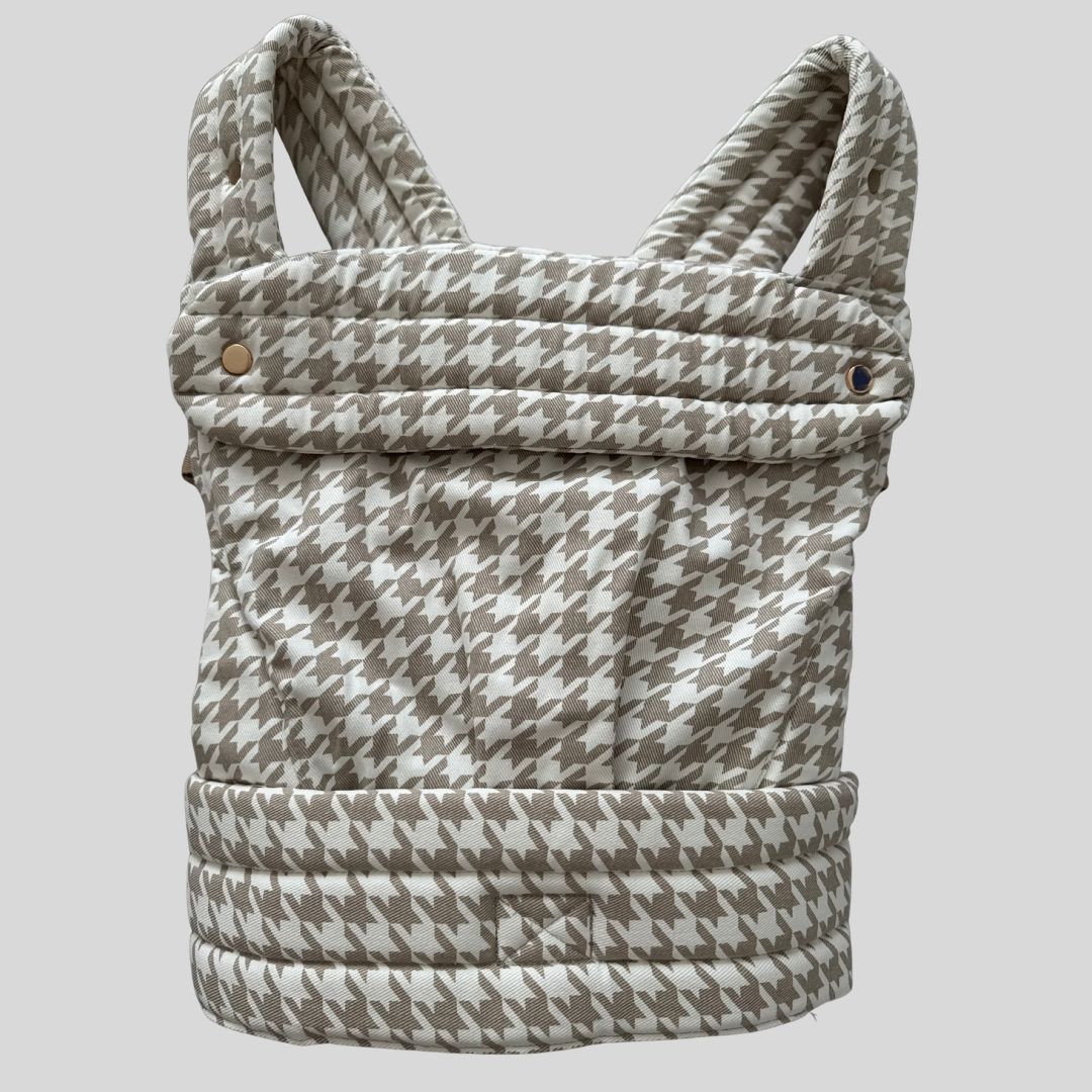 Babytrage mit breiten Schulterträgern und Hahnentrittmuster. Ergonomische Kleinkindtrage 3-36 Monate – mitwachsend bis 20kg bei Kiddoskiste.