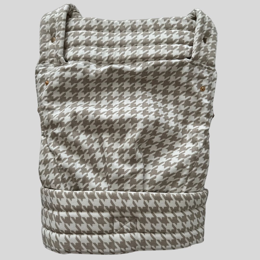 Vorderansicht der Babytrage mit Hahnentrittmuster. Kleinkindtrage 3-36 Monate mit ergonomischem Design – mitwachsend bis 20kg.