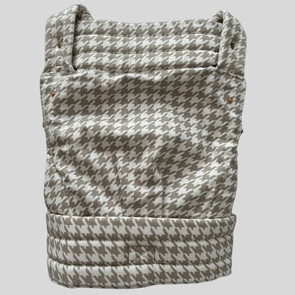 Vorderansicht der Babytrage mit Hahnentrittmuster. Kleinkindtrage 3-36 Monate mit ergonomischem Design – mitwachsend bis 20kg.