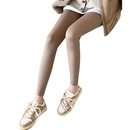 Thermo Leggings in Beige mit Fleece-Futter, kombiniert mit Wintermantel und Sneakers. Perfekt für stilbewusste Mamas im Winter.