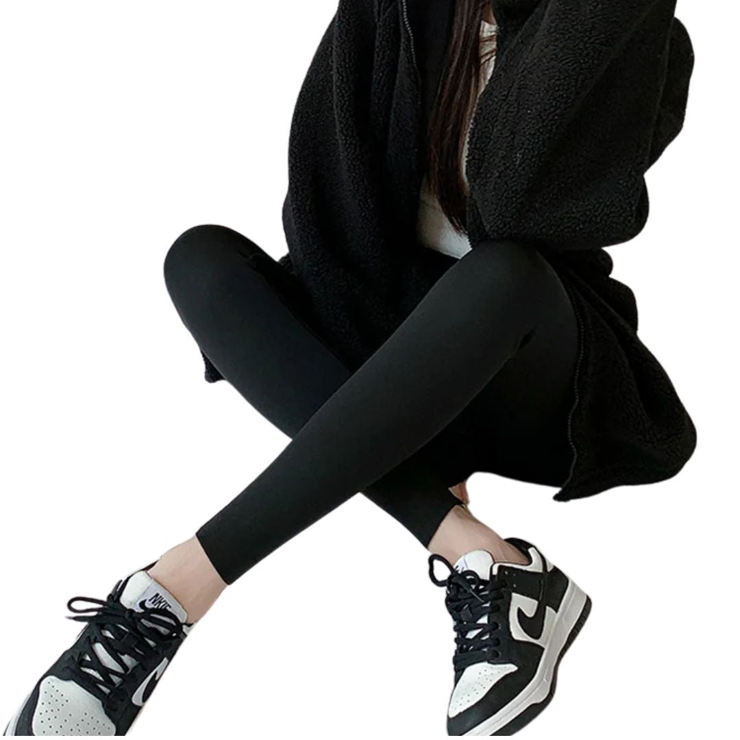 Schwarze Winter Leggings mit Fleece-Futter, kombiniert mit sportlichem Outfit. Ideal für Alltag, Freizeit und kalte Temperaturen.
