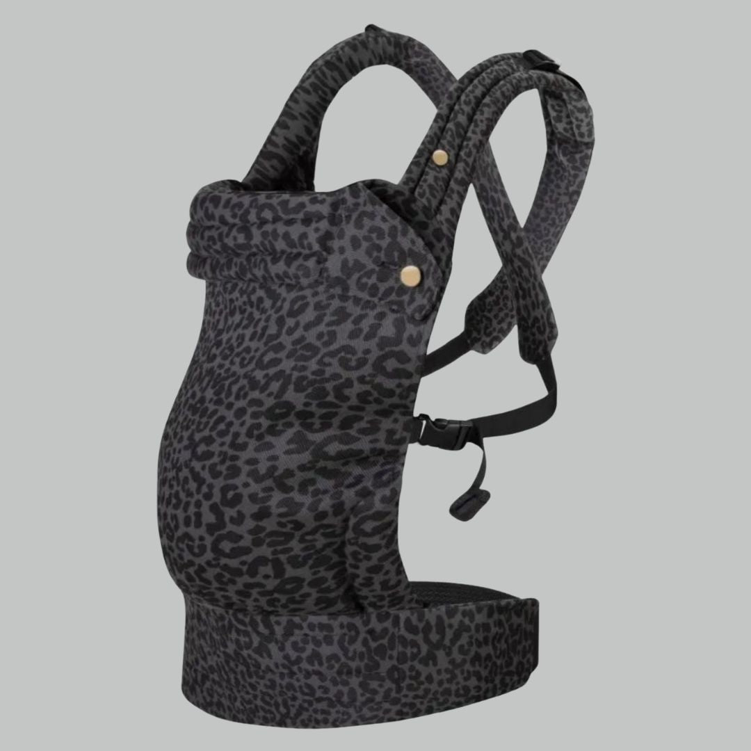 Schwarze Babytrage mit Leopardenmuster für Babys ab 3 Monaten. Ergonomisch, mitwachsend bis 20kg – ideal für Langzeitnutzung bei Kiddoskiste.