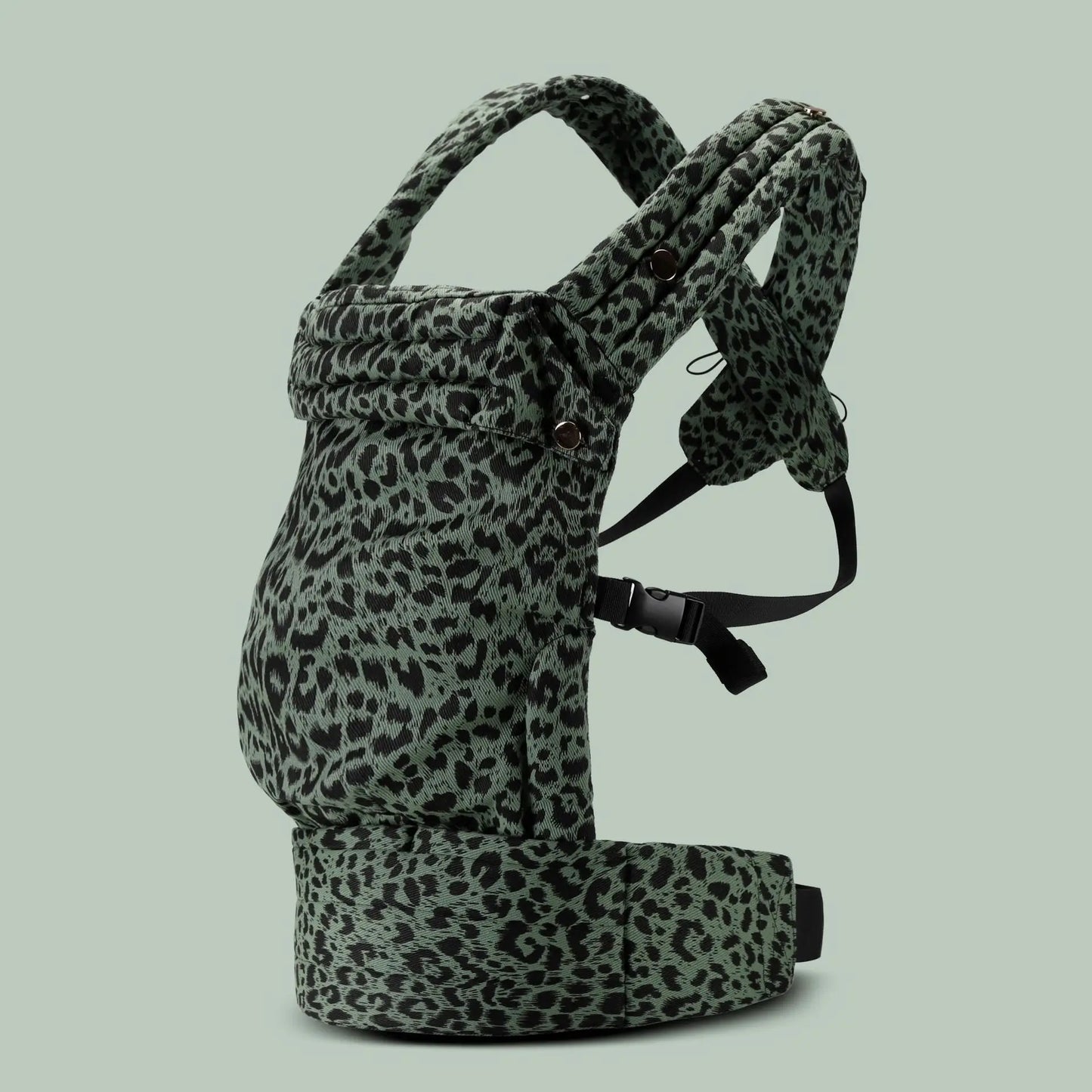 Seitliche Ansicht der ergonomischen Babytrage in grünem Leopardenmuster. Kleinkindtrage 3-36 Monate mitwachsend bis 20kg von Kiddoskiste.