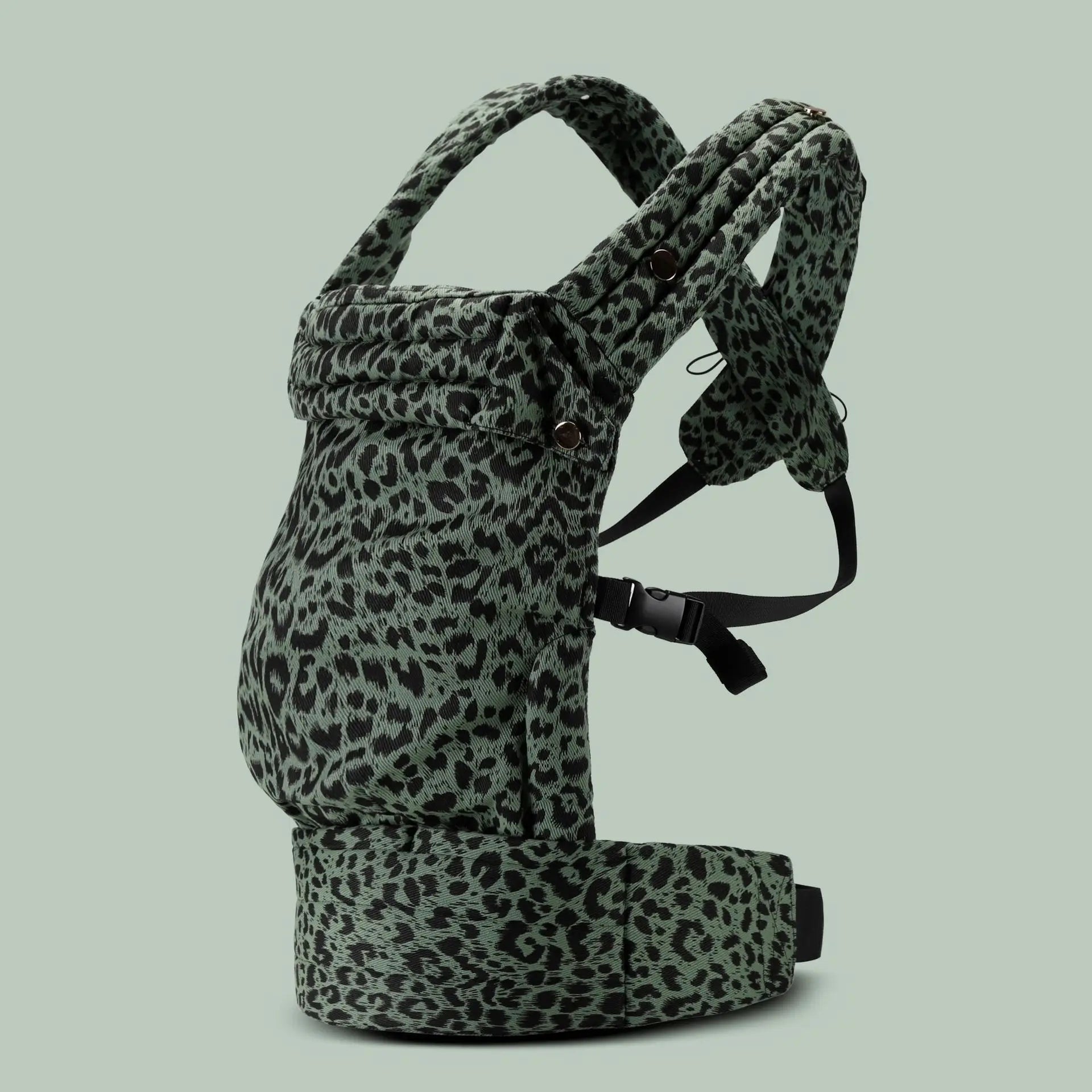 Seitliche Ansicht der ergonomischen Babytrage in grünem Leopardenmuster. Kleinkindtrage 3-36 Monate mitwachsend bis 20kg von Kiddoskiste.
