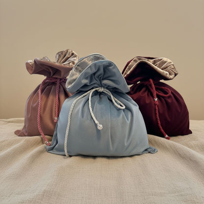 Nachhaltige Geschenkbeutels aus Samtstoff rot blau und rosa- Handgefertigter Stoff Geschenkbeutel mit Kordeln
