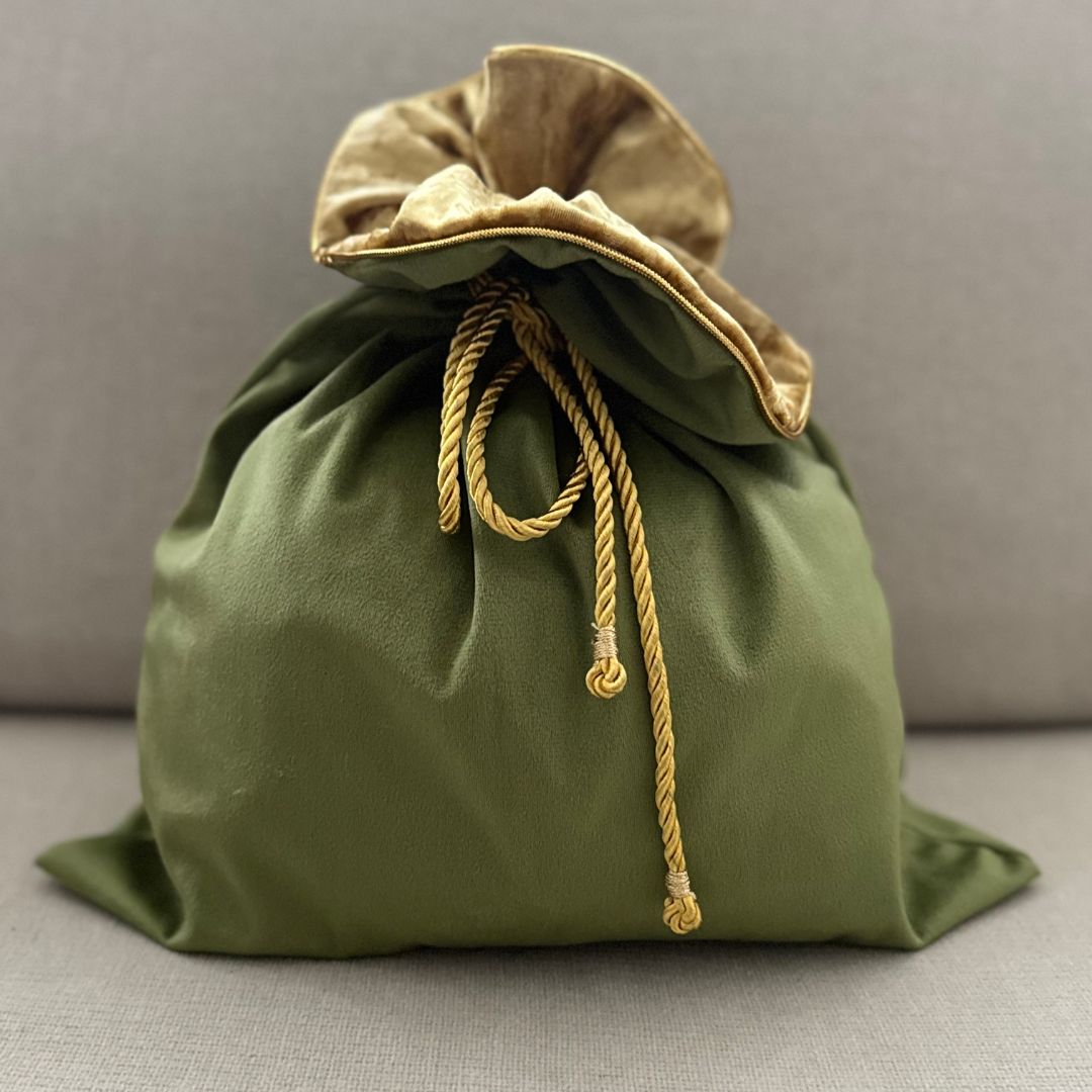 Nachhaltige Geschenkbeutel aus Stoff grün - Handgefertigter Stoff Geschenkbeutel Weihnachten mit goldenen Kordeln