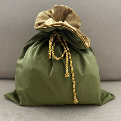 Nachhaltige Geschenkbeutel aus Stoff grün - Handgefertigter Stoff Geschenkbeutel Weihnachten mit goldenen Kordeln