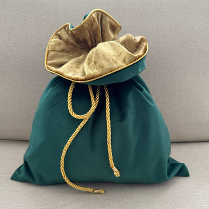 Nachhaltige Geschenkbeutel aus Stoff smaragdgrün - Handgefertigter Stoff Geschenkbeutel Weihnachten mit goldenen Kordeln