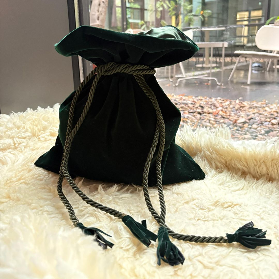 Dunkelgrüner Samtbeutel 35x40cm mit Kordel - handgefertigte Premium Geschenkverpackung Detail