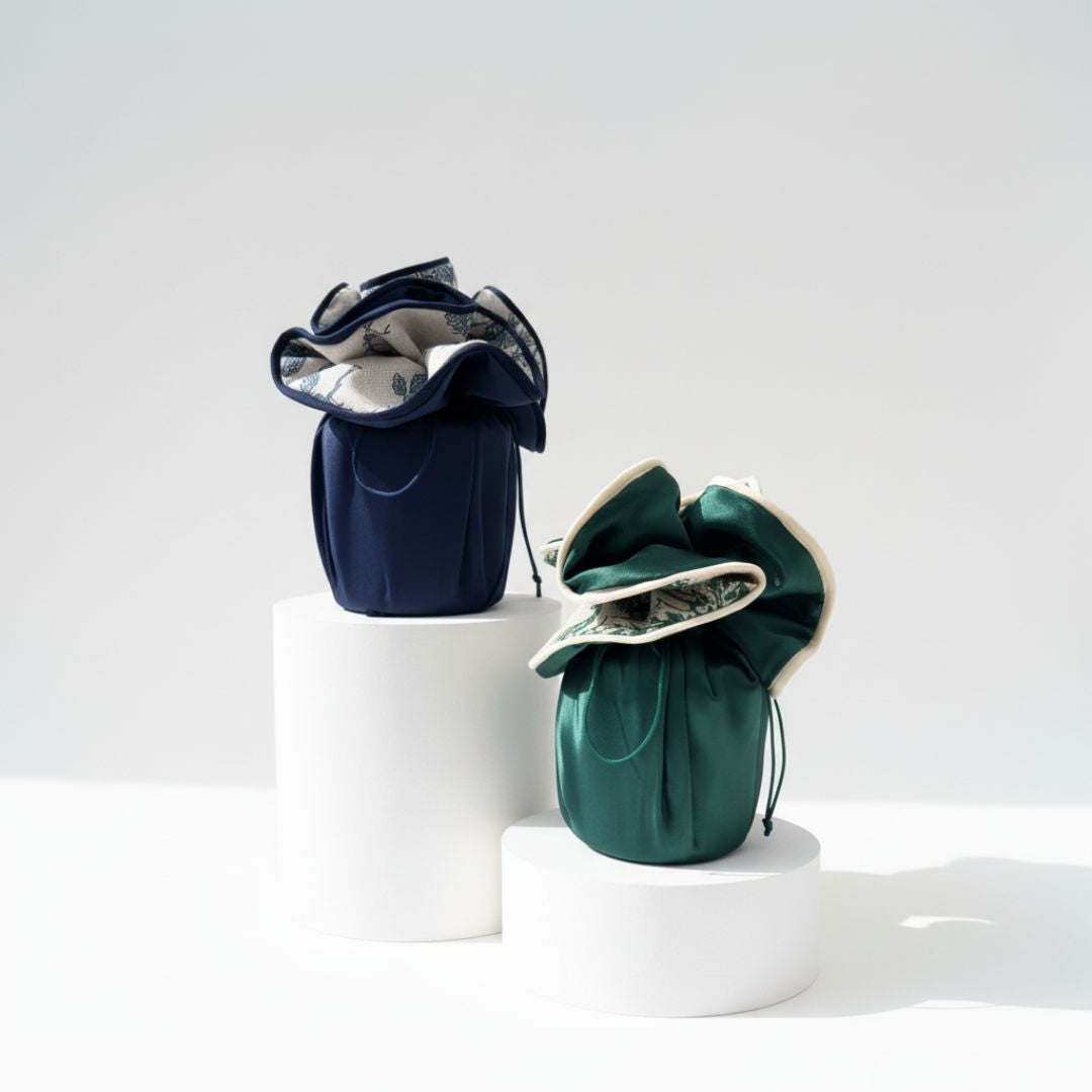 Geschenkbeutel aus Stoff mit Schnüren in Blau und Grün, handgefertigt