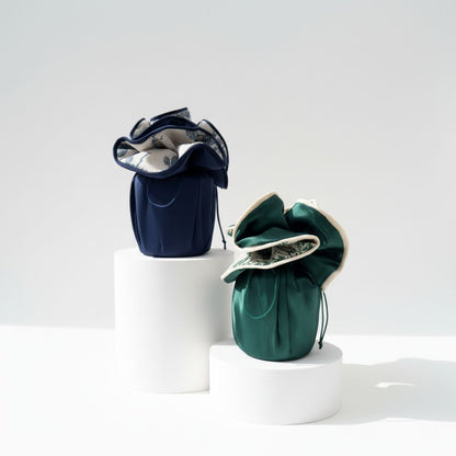 Geschenkbeutel aus Stoff mit Schnüren in Blau und Grün, handgefertigt