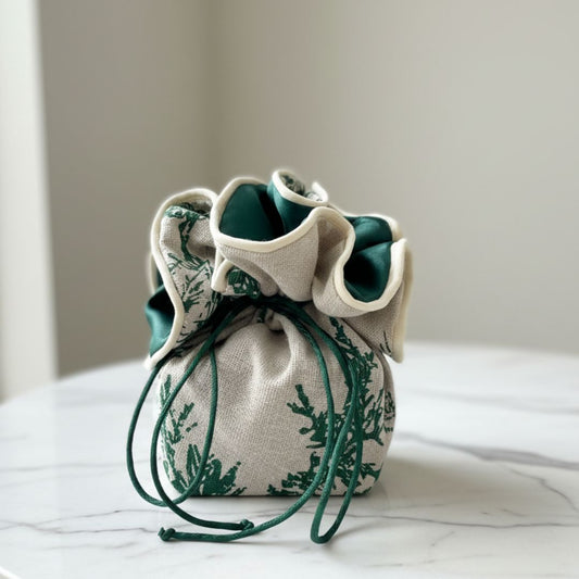 Doppelseitige Stoffverpackung in Grün mit Blumenmuster, nachhaltige Geschenkidee