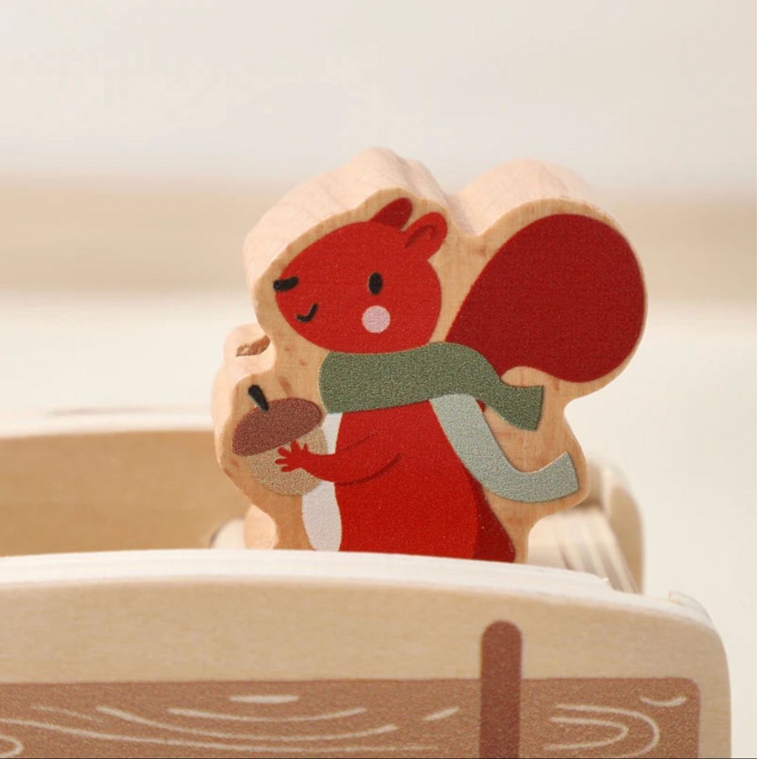 Holz Spielzug mit Eichhörnchen