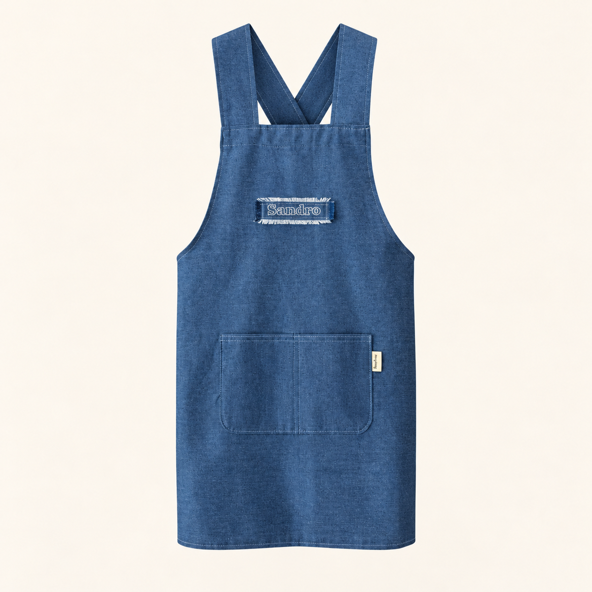 Kinderschürze aus Jeans mit Namen bestickt – Vorderansicht, handgemacht