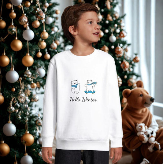 Hello Winter Kinder Sweatshirt Baumwolle - Junge trägt nachhaltigen Pullover am Weihnachtsbaum