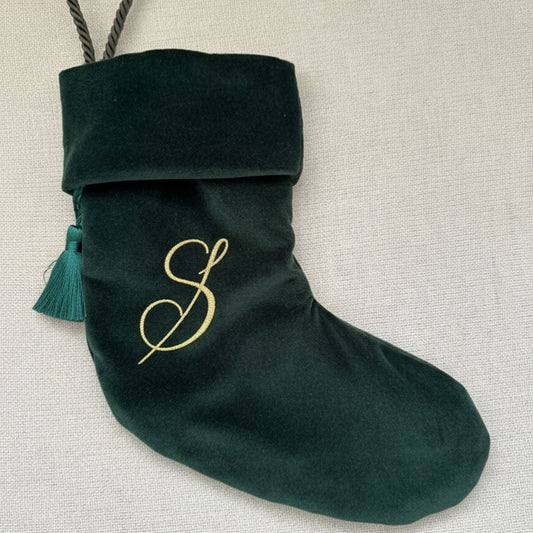 Personalisierter Nikolausstrumpf aus grünem Samt
