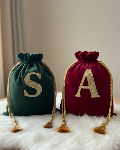 Sandrian Geschenksäcke aus Samtbaumwolle personalisiert - grüner und bordeauxroter Sack mit Goldbuchstaben S und A handgemacht