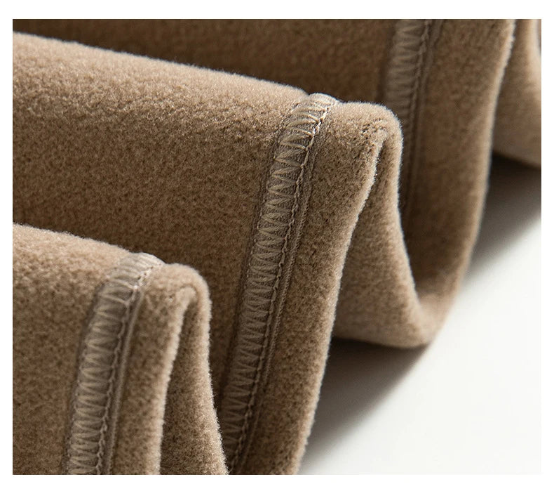 Nahaufnahme des weichen Fleece-Innenfutters der Thermo Leggings. Hochwertige Verarbeitung für maximalen Komfort im Winter.