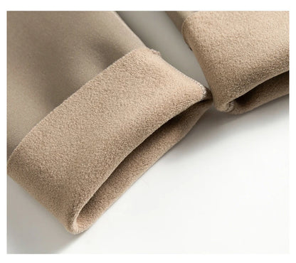 Detailansicht der Innenseite der Thermo Leggings mit kuscheligem Fleece. Ideal für kalte Wintertage und sportliche Aktivitäten.