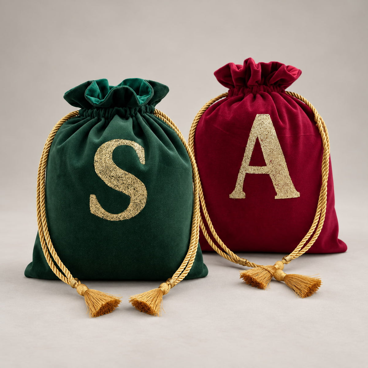 Samtbeutel-mit-goldene-buchstaben