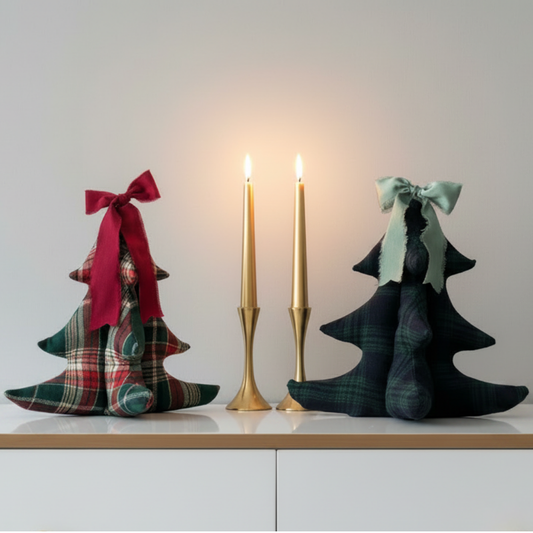 Stoff-Weihnachtsbäume kariert als Tischdeko mit Kerzen – handgefertigte Weihnachtsdekoration von Kiddoskiste