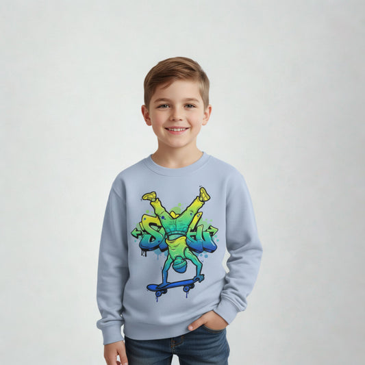 Junge trägt cooles Sweatshirt mit Graffiti-Skateboarder - Kinderkleidung von Kiddoskiste
