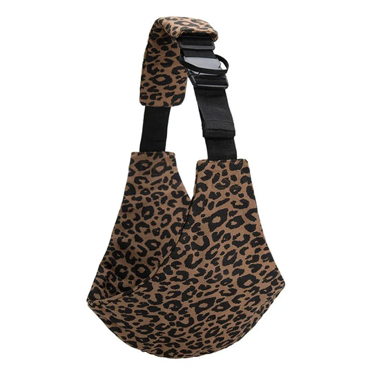 Leopardenmuster Hüfttrage verstellbar ab 9 Monate – ergonomische Babytrage für seitliches Tragen bis 20 kg von Kiddoskiste.