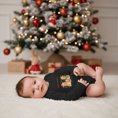 Baby liegt auf Teppich in schwarzem Weihnachtsstrampler mit Bärenfamilie. Weicher Langarm-Babystrampler aus Baumwolle für festliche Anlässe.