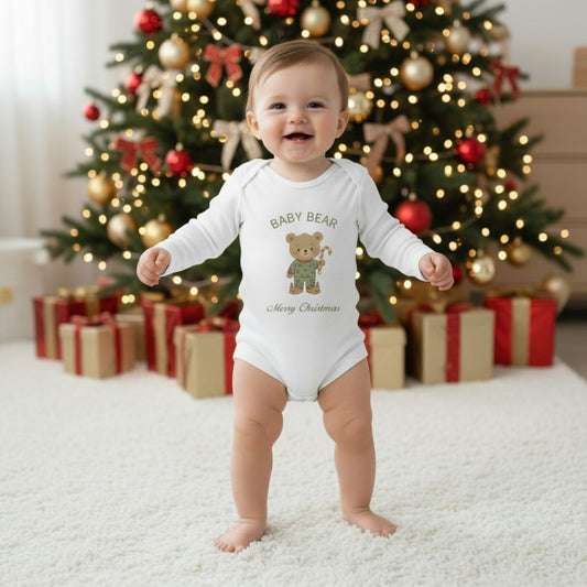 Weihnachtsstrampler Baby - Bärenfamilie in Weiß mit Baby vor geschmücktem Weihnachtsbaum. Langarm, 100% Baumwolle, ideal für festliche Anlässe.