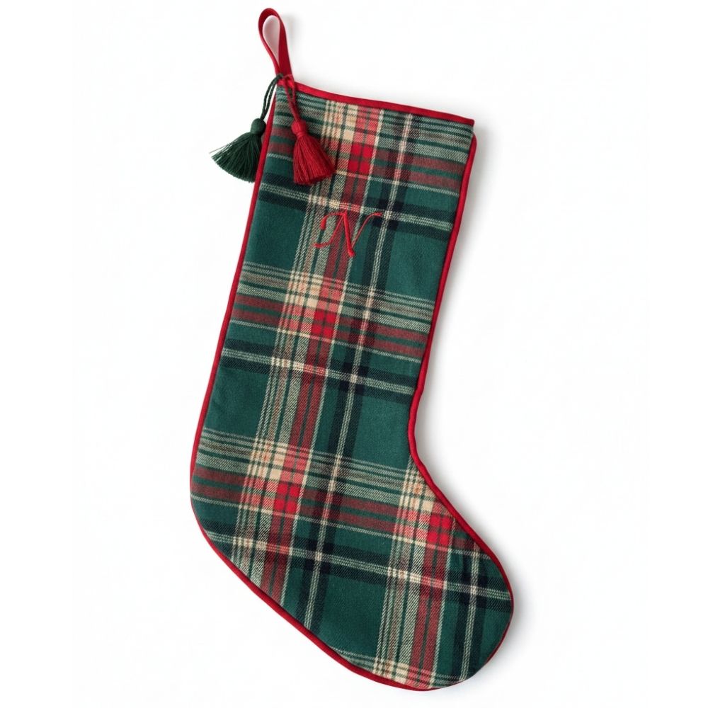 Weihnachtsstrumpf kariert grün handgefertigt – mit Buchstaben bestickt, rote Paspel, ca. 43×17 cm