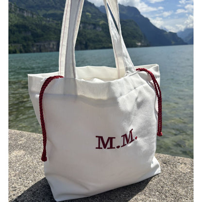 Personalisierte Strandtasche mit Initialen bestickt – weisse Canvas Tasche handgemacht Schweiz