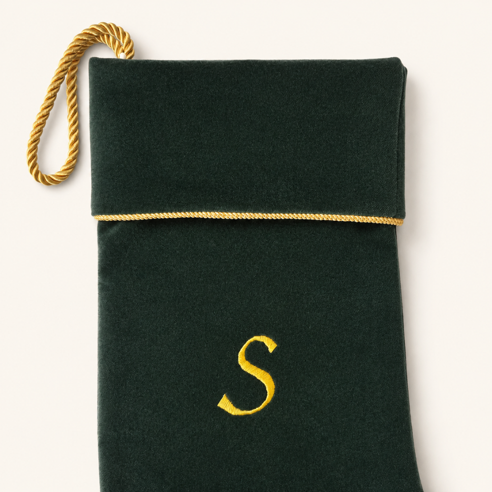 Nikolausstrumpf Samt grün handgefertigt – mit goldenen Buchstaben bestickt, goldene Paspel, ca. 43×17 cm