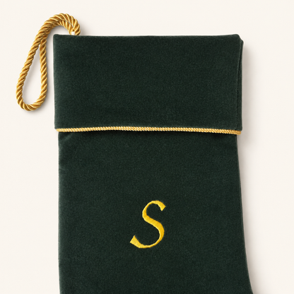 Nikolausstrumpf Samt grün handgefertigt – mit goldenen Buchstaben bestickt, goldene Paspel, ca. 43×17 cm