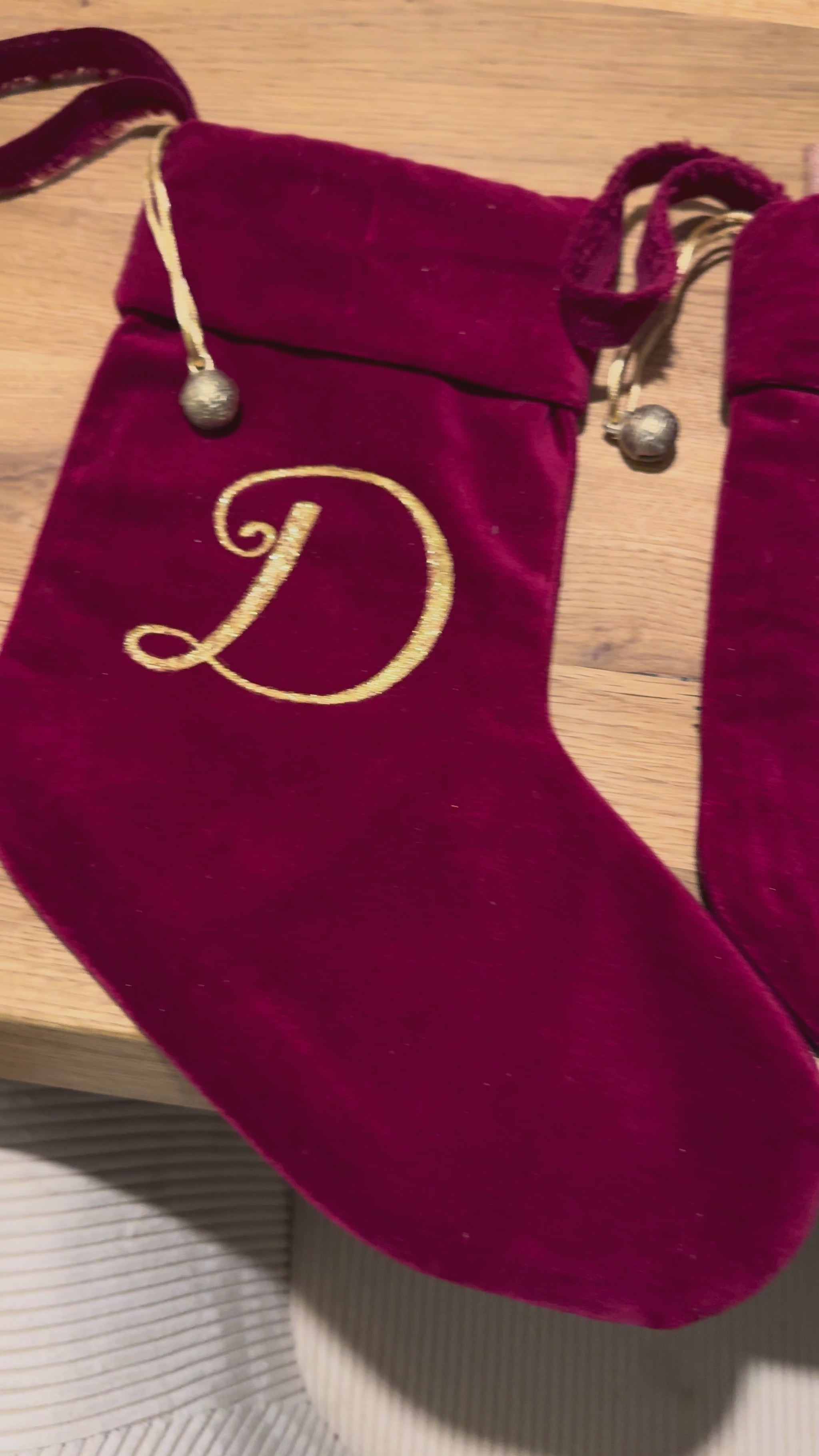 Video: Personalisierte Nikolausstrümpfe mit Namen – Sandrian WeihnachtsdekoVideo: Personalisierte Nikolausstrümpfe mit Anfangsbuchstaben – Sandrian Weihnachtsdeko