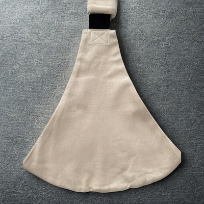 Rückansicht der beigen Hüfttrage – verstellbare Babytrage ab 9 Monate mit breiter Sitzfläche für ergonomisches Tragen.